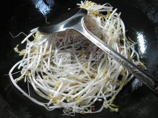 丝瓜炒绿豆芽的做法步骤：2