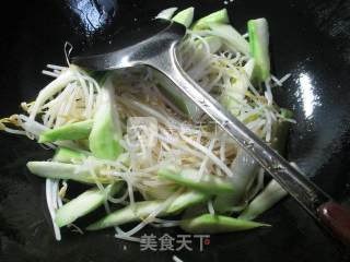 丝瓜炒绿豆芽的做法步骤：3