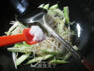 丝瓜炒绿豆芽的做法步骤：4