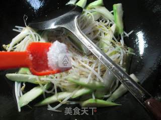 丝瓜炒绿豆芽的做法步骤：5