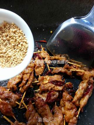称霸夏日夜宵的江湖头牌外酥里嫩茴香孜然牙签牛肉的做法步骤：7