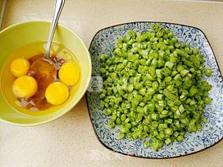 虾酱鸡蛋炒四季豆的做法步骤：2
