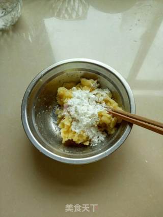 咸蛋黄土豆丸子的做法步骤：2