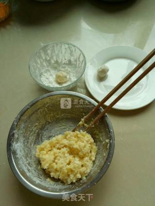咸蛋黄土豆丸子的做法步骤：3