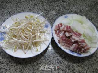 咸肉绿豆芽冬瓜汤的做法步骤：1