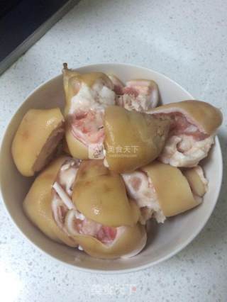 腐乳猪蹄的做法步骤：1