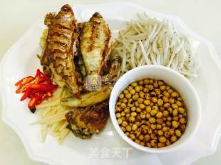 酸笋黄豆焖河鱼的做法步骤：1