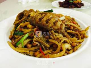 酸笋黄豆焖河鱼的做法步骤：5