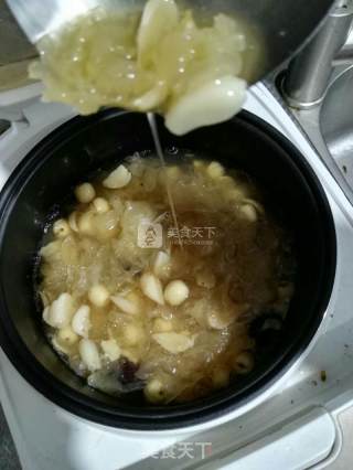 银耳莲子羹的做法步骤：2