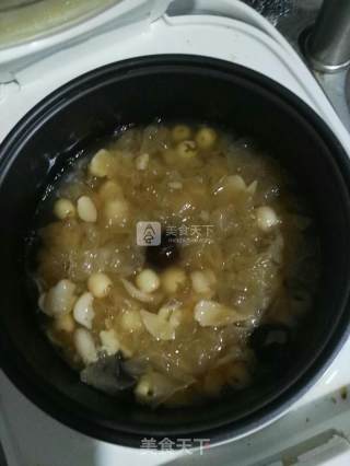 银耳莲子羹的做法步骤：3