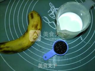 黑芝麻香蕉奶饮的做法步骤：1