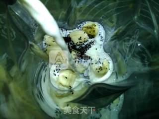 黑芝麻香蕉奶饮的做法步骤：2
