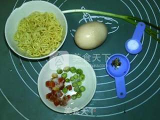方便面鸡蛋饼的做法步骤：1