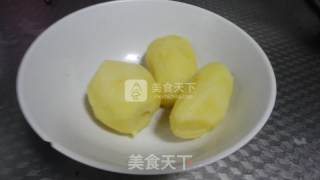 搞定不爱吃早饭的熊孩子——葱香土豆饼的做法步骤：1