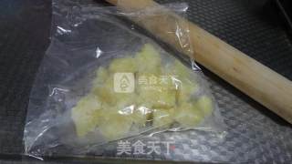 搞定不爱吃早饭的熊孩子——葱香土豆饼的做法步骤：2