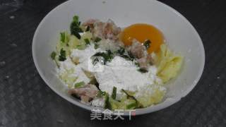 搞定不爱吃早饭的熊孩子——葱香土豆饼的做法步骤：3