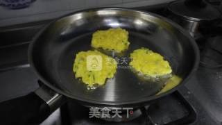 搞定不爱吃早饭的熊孩子——葱香土豆饼的做法步骤：4