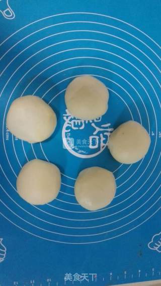 抹茶椰蓉蛋黄酥的做法步骤：5