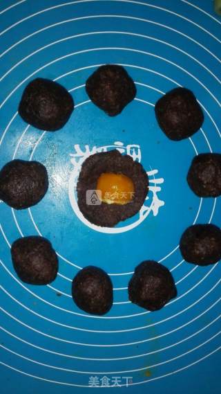 抹茶椰蓉蛋黄酥的做法步骤：10