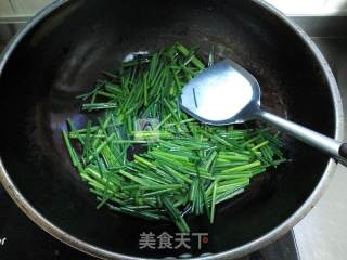 韭菜苔炒鸟贝的做法步骤：3
