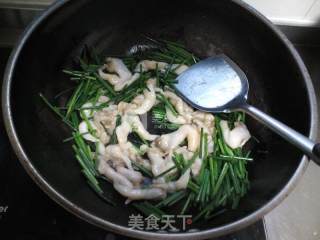 韭菜苔炒鸟贝的做法步骤：4