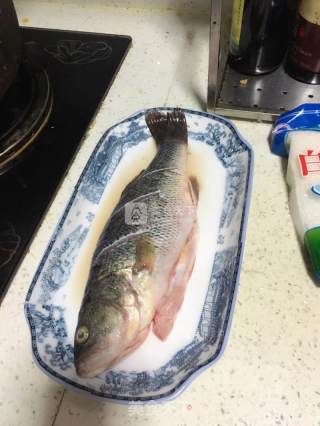 清蒸鲈鱼的做法步骤：1