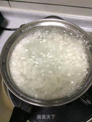 土蜂蜜玫瑰西米露的做法步骤：1