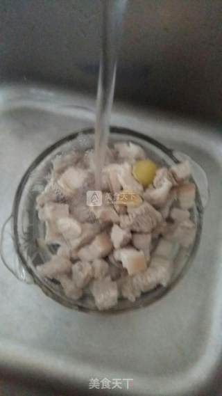 菊花茶炖红烧肉的做法步骤：5
