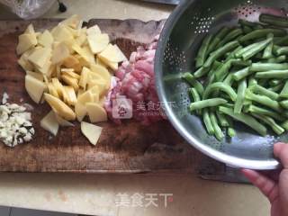 四季豆土豆五花肉焖面的做法步骤：2