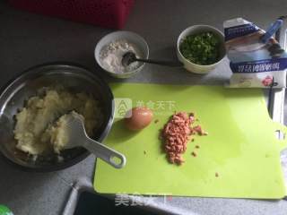 首次鸡蛋土豆饼的做法步骤：2