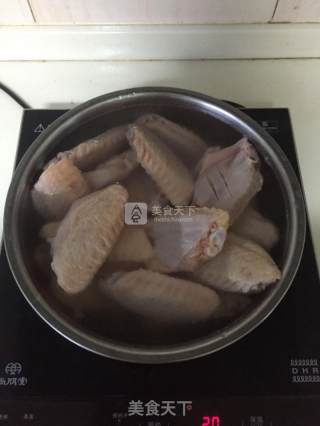 可乐鸡翅的做法步骤：1
