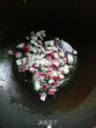 黄金绿衣华丽炒饭~玉米黄瓜炒饭的做法步骤：1