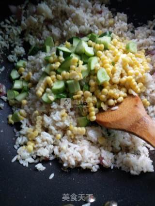 黄金绿衣华丽炒饭~玉米黄瓜炒饭的做法步骤：2