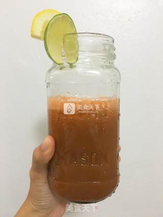 夏日鲜榨柠檬黄瓜红萝卜蜂蜜汁的做法步骤：4