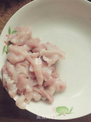小蘑菇炒肉的做法步骤：2
