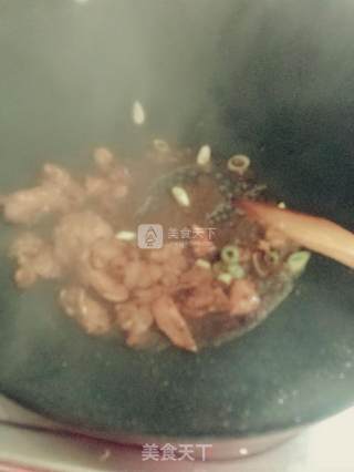 小蘑菇炒肉的做法步骤：4