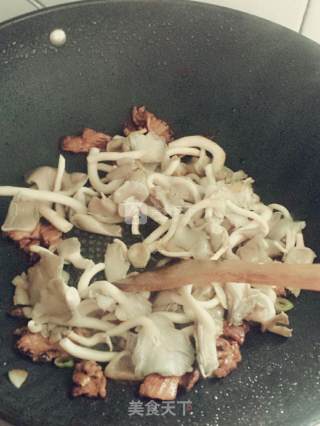小蘑菇炒肉的做法步骤：5