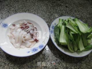 鱿鱼炒青菜的做法步骤：1