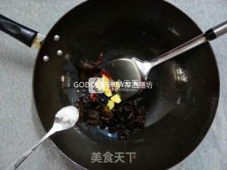 夏季完胜瘦腿瘦臀的妙招之经典素食牛肉酱烧豆腐的做法步骤：3