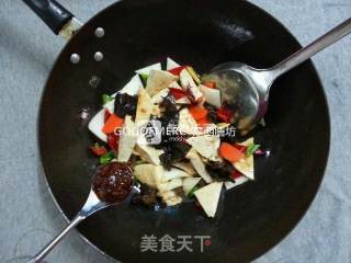 夏季完胜瘦腿瘦臀的妙招之经典素食牛肉酱烧豆腐的做法步骤：6