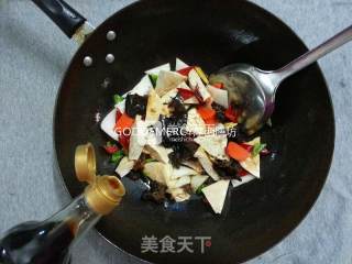 夏季完胜瘦腿瘦臀的妙招之经典素食牛肉酱烧豆腐的做法步骤：7