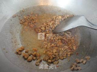 仿炒苍蝇头版的炒韭菜苔的做法步骤：6