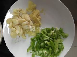 虎皮鹌鹑蛋烧鸡的做法步骤：2