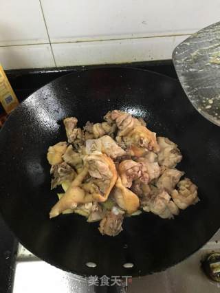 虎皮鹌鹑蛋烧鸡的做法步骤：5