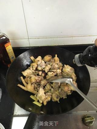 虎皮鹌鹑蛋烧鸡的做法步骤：6
