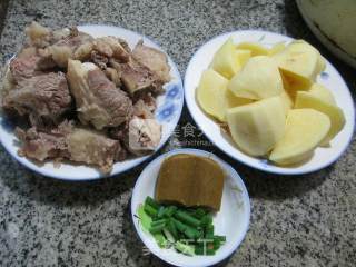土豆牛排骨汤的做法步骤：1