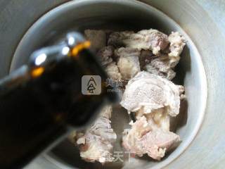 土豆牛排骨汤的做法步骤：2