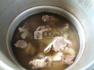 土豆牛排骨汤的做法步骤：5