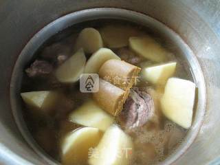 土豆牛排骨汤的做法步骤：6