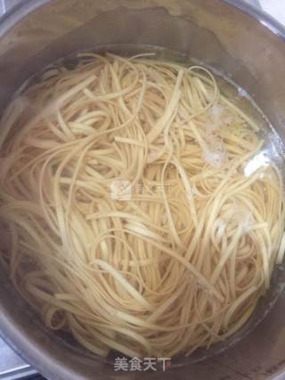 葱油拌面的做法步骤：1